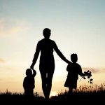 Une mère accompangnée de ses deux enfants