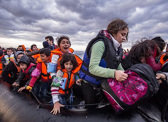 Des enfants syriens sur un zodiac.