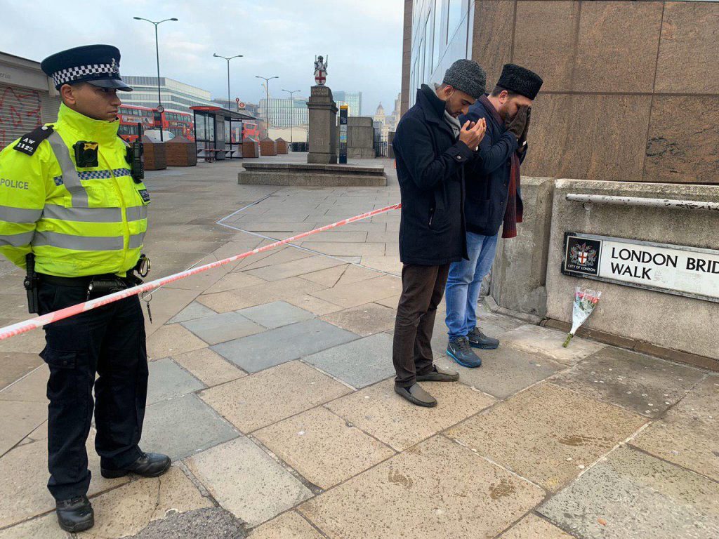 Deux musulmans priant pour les victimes de l’attentat de Londres.