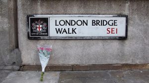 Deux personnes ont perdu la vie dans une attaque au couteau survenue vendredi 29 novembre sur le London Bridge à Londres.