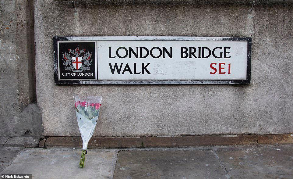 Deux personnes ont perdu la vie dans une attaque au couteau survenue vendredi 29 novembre sur le London Bridge à Londres.