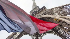 Tour Eiffel et drapeau français.