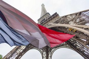 Tour Eiffel et drapeau français.