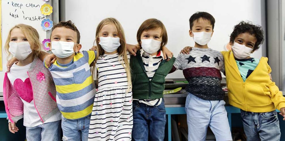 En raison de la pandémie du Covid-19, le port du masque est obligatoire dans certaines écoles.